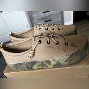 Women’s Sperry sneakers top slider. Size 8 brand new in box